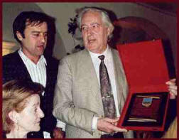 Nuestro presi entrega la placa a A. Zapater  (AGP)
